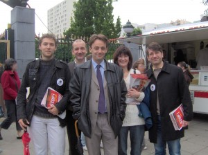 Les socialistes au vide-greniers de Puteaux. De gauche à droite : Francis Poézévara (secrétaire de section), Stéphane Vazia (élu), Benoît Marquaille (candidat PS aux européennes), Nadine Jeanne (élue), Emmanuel Duval (militant)