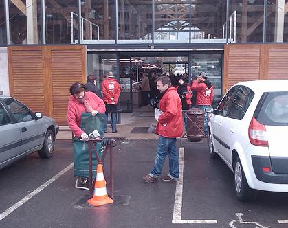 Tractage au marché des Bergères à Puteaux