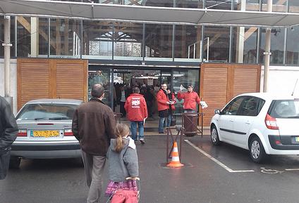 Distribution du projet socialiste pour la région au marché des Bergères